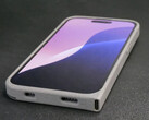Az Obsoless iPh0n3 nylon kialakítású és oldalra szerelt USB Type-C porttal rendelkezik. (Kép forrása: Ken Pillonel)