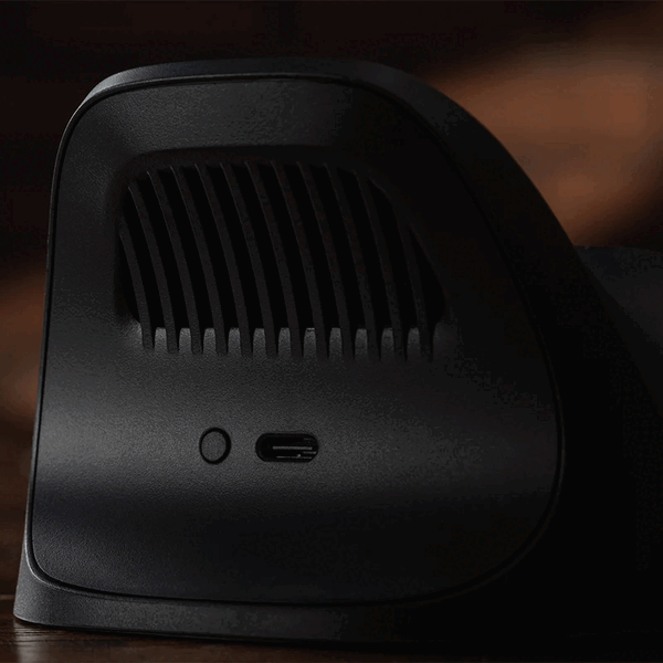Az 8BitDo Ultimate Charging Dock for Xbox Controllers – Gears of War: E-Day hőelvezető nyílásokkal rendelkezik.