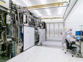 Oroszország 2030-ra 28 nanométeres chipek gyártását tűzte ki célul, de még mindig vannak hiányosságok. Képeken: Az ASML tisztaszobája a fotolitográfiai berendezésen dolgozó mérnökökkel (Kép forrása: ASML)