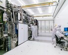 Oroszország 2030-ra 28 nanométeres chipek gyártását tűzte ki célul, de még mindig vannak hiányosságok. Képeken: Az ASML tisztaszobája a fotolitográfiai berendezésen dolgozó mérnökökkel (Kép forrása: ASML)