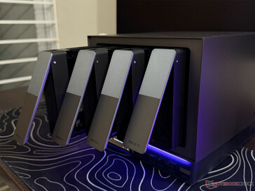 A négy SATA-meghajtórekesz könnyen hozzáférhető