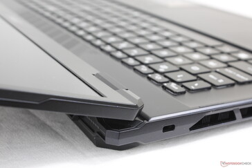 A fedél maximális szögig (~170 fokig) kinyitva