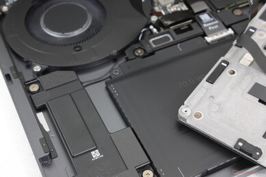 Négy hangszóró (3 W x2 + 2 W x2), két felfelé és két lefelé irányuló hangszóróval