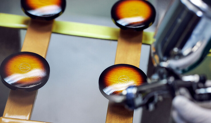 Az Audio-Technica ATH-WP900SE tömör kőris fülkagylót a Fujigen készítette.