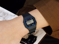 A Casio F-91W egy csuklón.