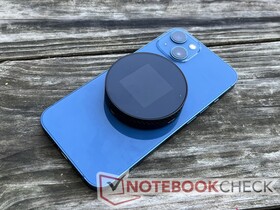 A Smart MagSafe készülékház kompakt, de a kisebb méretű iPhone-ok és iPhone Pro készülékek esetében kissé nagynak tűnhet.