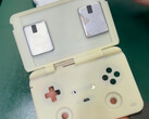 Az egyik MagicX kagylós játékkéziszámítógép héja nagyon hasonlít a Retroid Pocket Flip 2-re. (Kép forrása: MagicX)