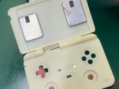 Az egyik MagicX kagylós játékkéziszámítógép héja nagyon hasonlít a Retroid Pocket Flip 2-re. (Kép forrása: MagicX)