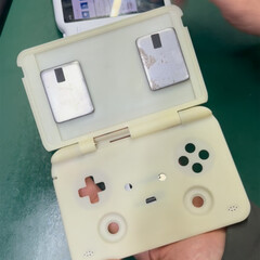 Az egyik MagicX kagylós játékkéziszámítógép héja nagyon hasonlít a Retroid Pocket Flip 2-re. (Kép forrása: MagicX)