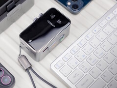 A Tessan Aero 70 Smart Travel Adapter kézi pánttal rendelkezik, amely USB-c kábellé alakítható.