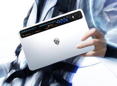 A RedMagic Gaming Tablet 5 Pro RGB-LED-ekkel ellátott folyadékhűtési rendszerét mutatja be.