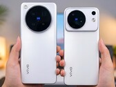 A jelenleg keringő képek rávilágítanak a Vivo X500 Pro modellek (balra) és a Vivo X500 közötti tervezési különbségekre.