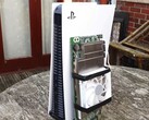 Egy PlayStation 5 konzol egy egyedi építésű AMD BC250 lapka mellett, amelyre hűtőbordát és hűtőventilátort szereltek. (Kép forrása: Budget-Builds Official via YouTube)