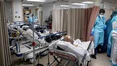 Corona-vírusos betegek kórterme Brooklynban, 2020 márciusában (Kép forrása: Victor Blue és a The New York Times; kivágva)