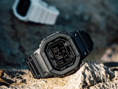 A fekete Casio G-Shock GW-5000HS-1ER (elöl) és a fehér GW-5000HS-7ER. (Kép forrása: Casio)
