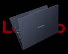A Lenovo Chromebook Plus i, a képen fekete háttér előtt, mögötte a Lenovo logóval. (Kép forrása: Lenovo - szerkesztett)