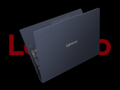 A Lenovo Chromebook Plus i, a képen fekete háttér előtt, mögötte a Lenovo logóval. (Kép forrása: Lenovo - szerkesztett)