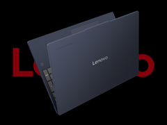 A Lenovo Chromebook Plus i, a képen fekete háttér előtt, mögötte a Lenovo logóval. (Kép forrása: Lenovo - szerkesztett)