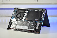 A Lenovo ThinkBook 14 Gen 8 IAL, a hátlapot eltávolítva (kép forrása: Benjamin Herzig/Notebookcheck)
