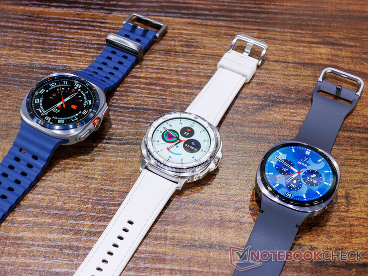 A 2025 Galaxy Ultra a Watch 8 Classic és a Watch 8 mellett (Kép forrása: Notebookcheck)