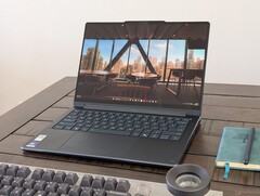 A Lenovo Yoga 9 2-in-1 14 G11 a 4K-t 120 Hz-re, a régebbi, kissé gyorsabb processzort pedig egy valamivel energiahatékonyabb újabbra cseréli